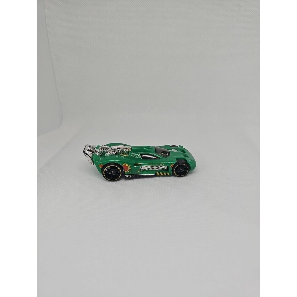 Hot Wheels Acceleracers Metal Maniacs Spine Buster Green Die cast CAR 1:64